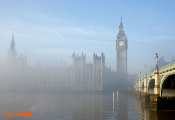 قصة مصورة : الضباب يعيق حركة الطيران فوق العاصمة البريطانية