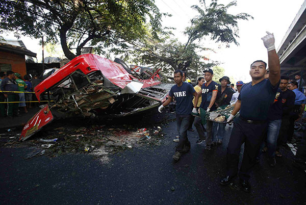 قصة مصورة : مقتل 22 شخصا في سقوط حافلة عن جسر في الفليبين