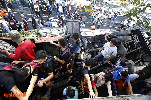 قصة مصورة : مقتل 22 شخصا في سقوط حافلة عن جسر في الفليبين