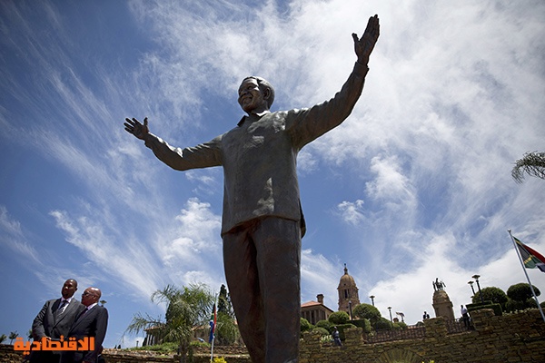 قصة مصورة : زوما يزيح الستار عن تمثال مانديلا بعد يوم من دفنه
