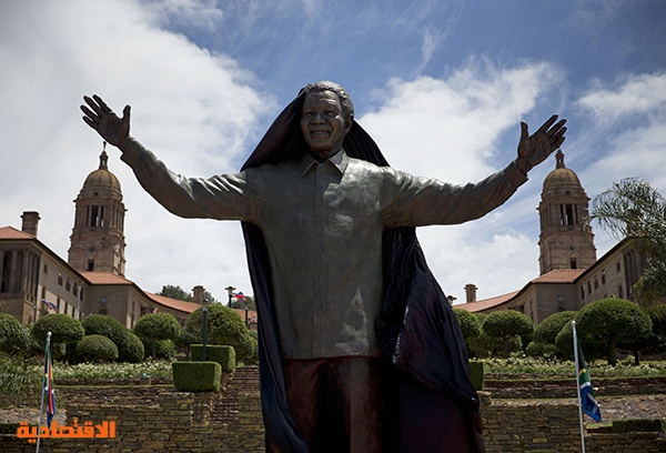 قصة مصورة : زوما يزيح الستار عن تمثال مانديلا بعد يوم من دفنه