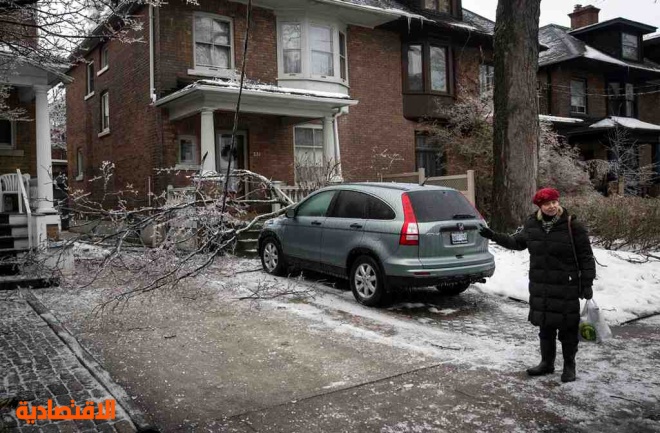 قصة مصورة : عاصفة شتوية  تغطي شوارع كندا  بالجليد