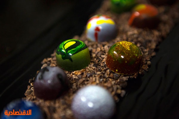 قصة مصورة : طاهي حلويات يصنع من الشوكولاتة منحوتات في نيويورك