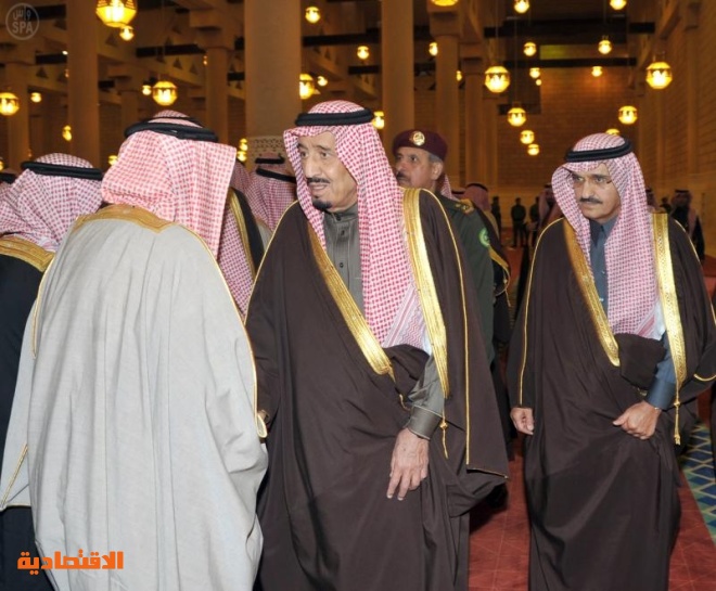 ولي العهد يؤدي صلاة الميت على الأمير فهد بن مشاري بن سعود بن جلوي