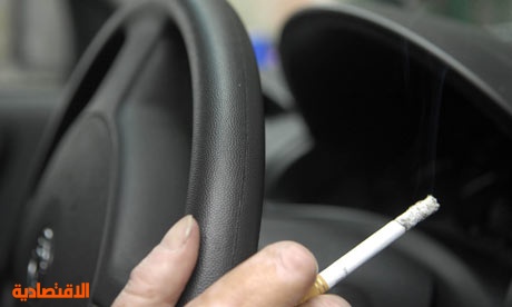 الإمارات تعاقب الأب المدخن بجوار أطفاله في السيارة