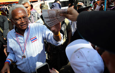 قصة مصورة : المحتجون في تايلاند يشددون الحصار حول الوزارات ويهددون باقتحام البورصة
