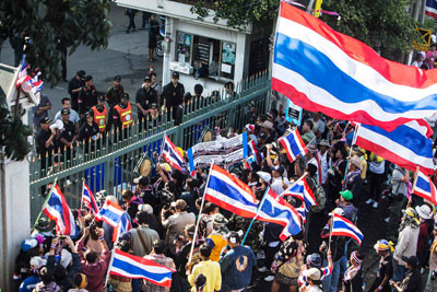 قصة مصورة : المحتجون في تايلاند يشددون الحصار حول الوزارات ويهددون باقتحام البورصة