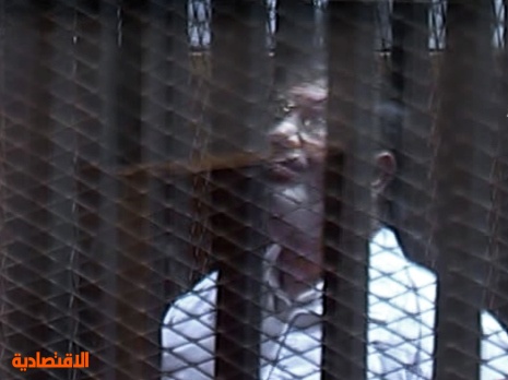 مرسي لقاضي المحكمة: "أنت عارف أنا مين"؟