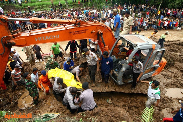 قصة مصورة : وفاة 22 شخصا في انهيارات أرضية في إندونيسيا