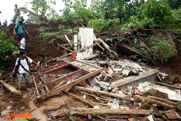 قصة مصورة : وفاة 22 شخصا في انهيارات أرضية في إندونيسيا