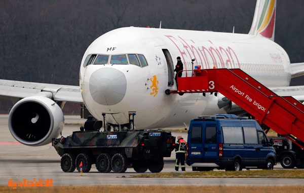 قصة مصورة : مساعد الطيار يخطف طائرة اثيوبية ويستسلم لشرطة سويسرا