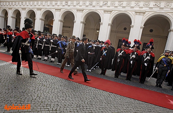 قصة مصورة: رئيس الوزراء الإيطالي الجديد ماتيو رينزي يؤدي اليمين
