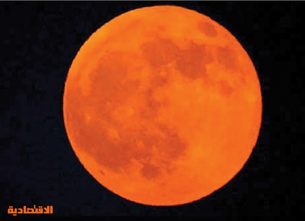 «القمر» .. من البياض الناصع إلى 
«الأحمر الدموي»
