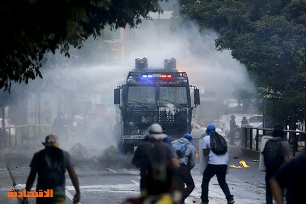 قصة مصورة : محتجون يحرقون دمى للرئيس في فنزويلا
