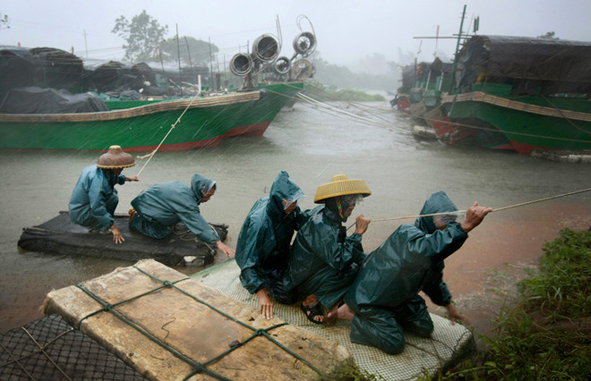 قصة مصورة : إعصار "راماسون" في الفلبين يقتل 77 شخصا