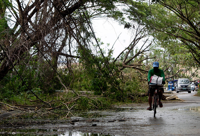 قصة مصورة : إعصار "راماسون" في الفلبين يقتل 77 شخصا