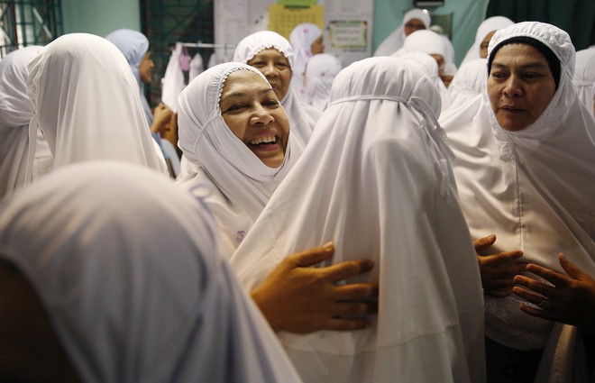 قصة مصورة : المسلمون يحتفلون بعيد الفطر المبارك
