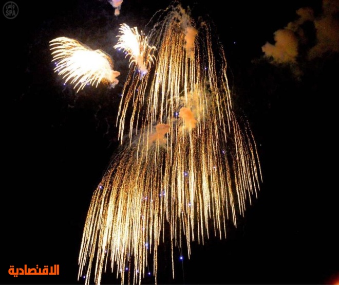 قصة مصورة : الألعاب النارية تضئ سماء الرياض في احتفالية العيد