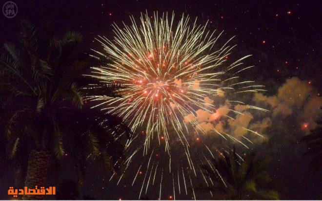 قصة مصورة : الألعاب النارية تضئ سماء الرياض في احتفالية العيد