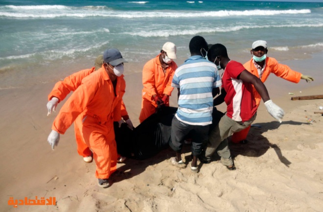قصة مصورة: انتشال 100 جثة لمهاجرين قتلوا في تحطم زورق قبالة ليبيا