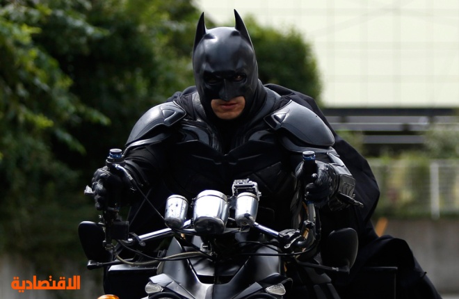 قصة مصورة: رجل يتقمص شخصية باتمان ويتجول في طوكيو