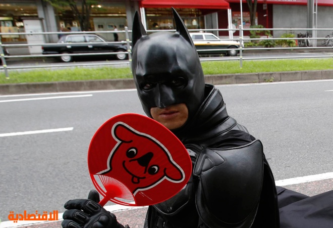 قصة مصورة: رجل يتقمص شخصية باتمان ويتجول في طوكيو
