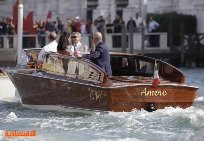 قصة مصورة : جورج كلوني وزوجته على متن أحد القوارب في البندقية