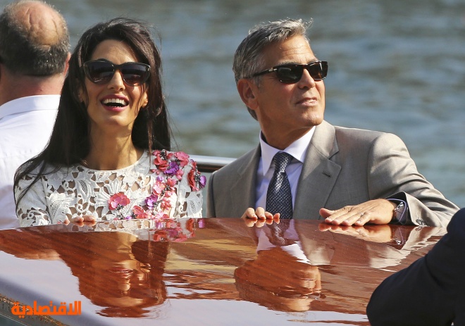 قصة مصورة : جورج كلوني وزوجته على متن أحد القوارب في البندقية