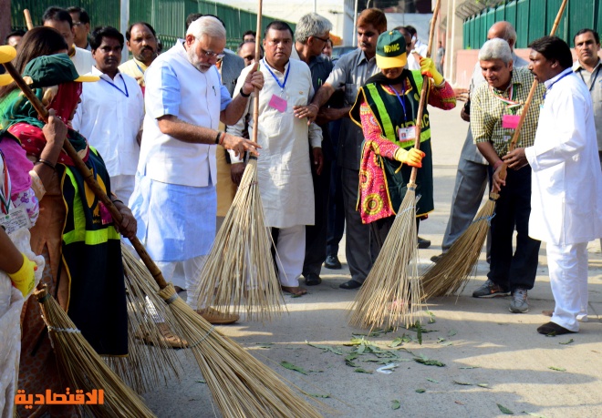 رئيس الوزراء الهندي يدشن حملة "تنظيف الهند"