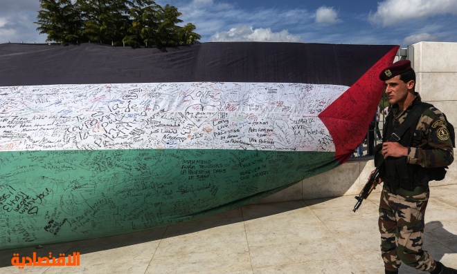 علم فلسطيني يبلغ طوله 66 مترا يدخل كتاب "جينيس للأرقام القياسية" كأطول علم في العالم