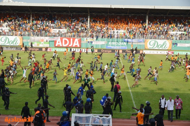 قصة مصورة: الجماهير تقتحم ملعب مباراة ساحل العاج والكاميرون