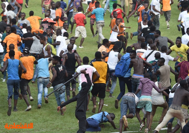 قصة مصورة: الجماهير تقتحم ملعب مباراة ساحل العاج والكاميرون