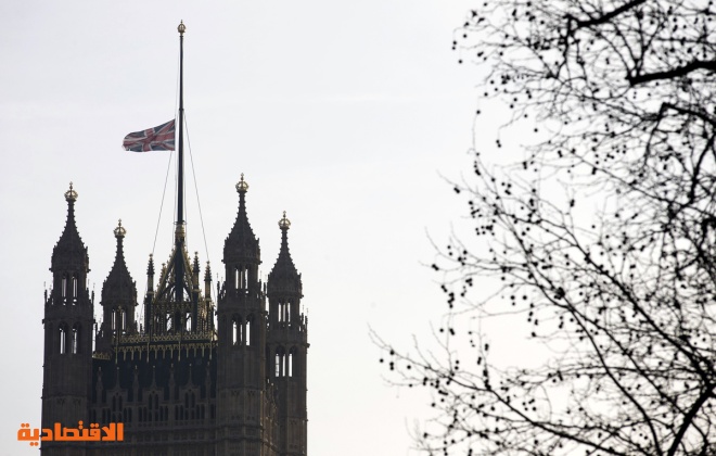بريطانيا تنكس أعلامها حدادا على الملك عبدالله