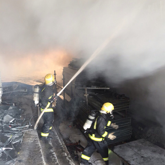 مدني عرعر يخمد حريقا شب في أحد الأبراج الطبية