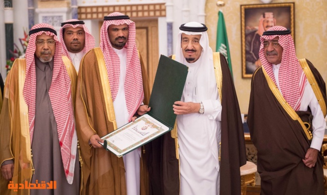 الملك يقلد القنصل السعودي في عدن وسام الملك عبدالعزيز من الدرجة الثالثة