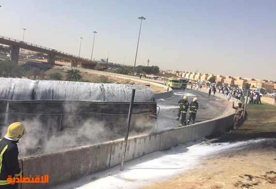 الرياض : الدفاع المدني يخمد حريق ناقلة وقود في مخرج (8)