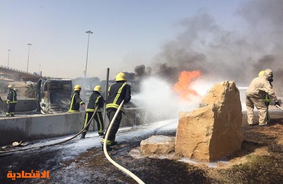 الرياض : الدفاع المدني يخمد حريق ناقلة وقود في مخرج (8)