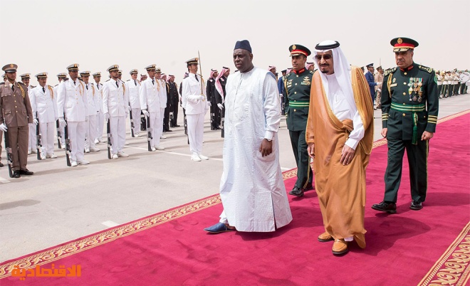 الملك سلمان يقلد رئيس السنغال قلادة الملك عبدالعزيز