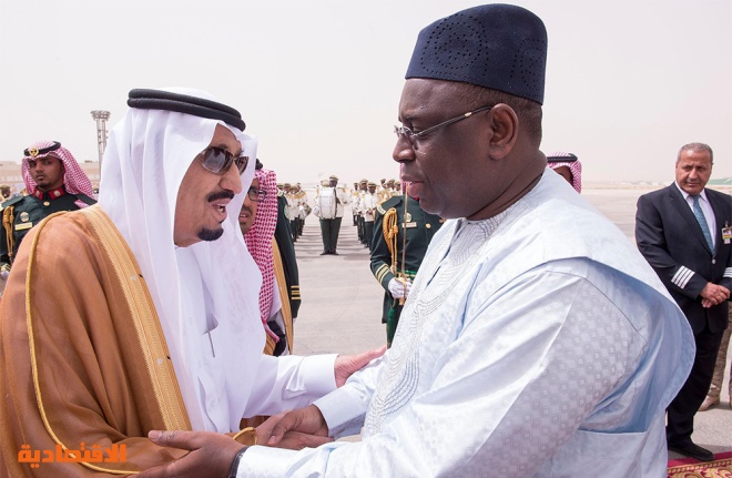 الملك سلمان يقلد رئيس السنغال قلادة الملك عبدالعزيز