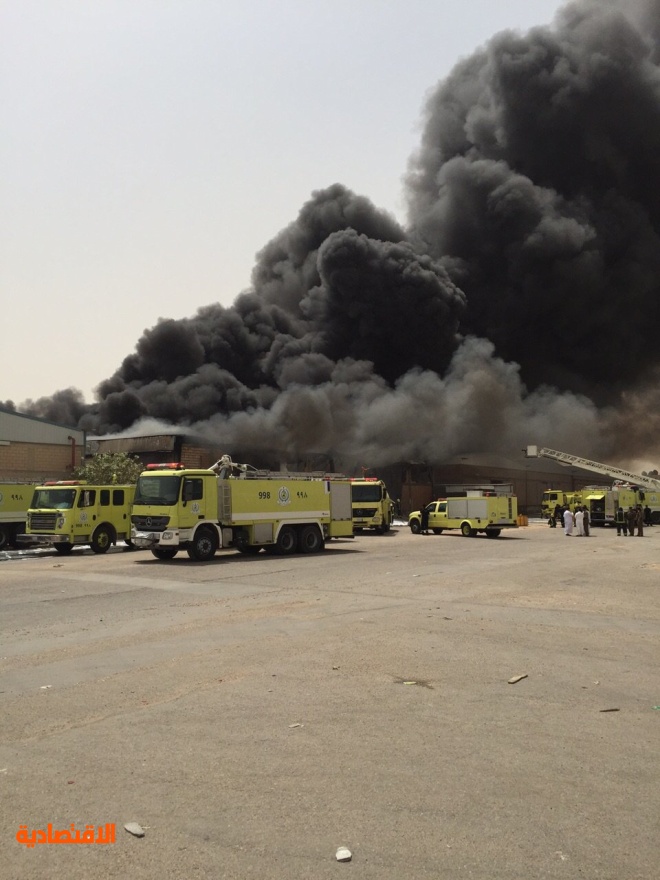 مدني الرياض يخمد حريقاً بموقع لتخزين الإطارات بالسلي