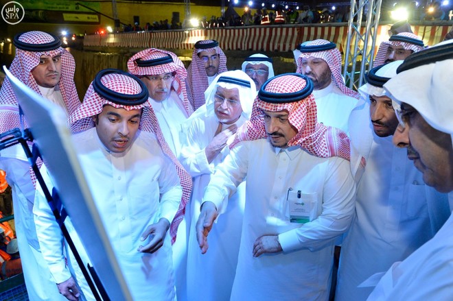أمير الرياض يطلق "جزلة وسنعة" لحفر أنفاق "مترو الصحراء"