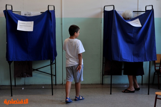 اليونان تفتح مكاتب التصويت للاستفتاء على شروط الدائنين