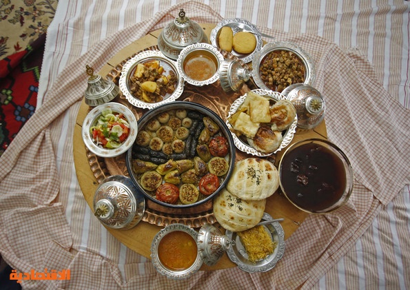 موائد شهر رمضان تتزين بالأكلات الشعبية التقليدية