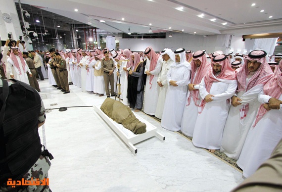 خادم الحرمين يؤدي صلاة الميت على سعود الفيصل في المسجد الحرام