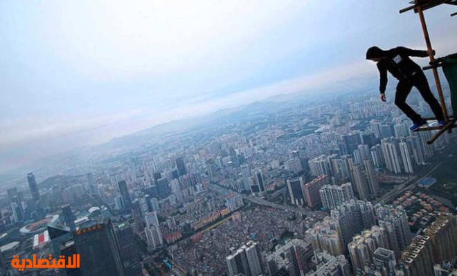بالصور... شاب صيني يصعد أعلى الأبراج في العالم