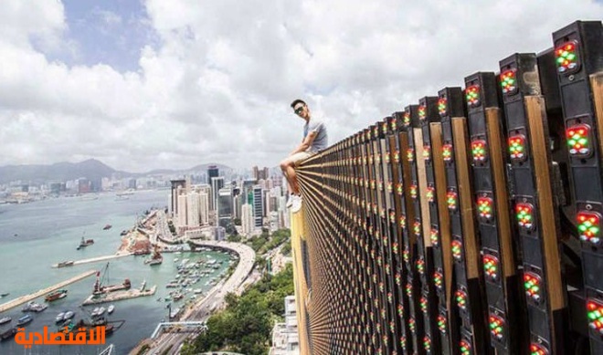بالصور... شاب صيني يصعد أعلى الأبراج في العالم