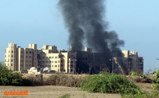 رئيس الوزراء اليمني ينجو من هجوم بالصواريخ استهدف فندقه