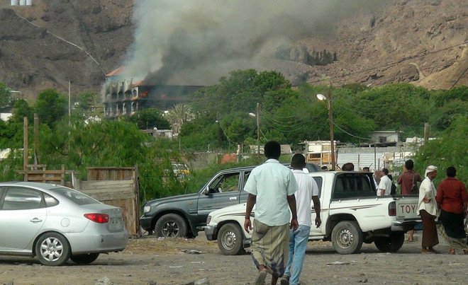رئيس الوزراء اليمني ينجو من هجوم بالصواريخ استهدف فندقه