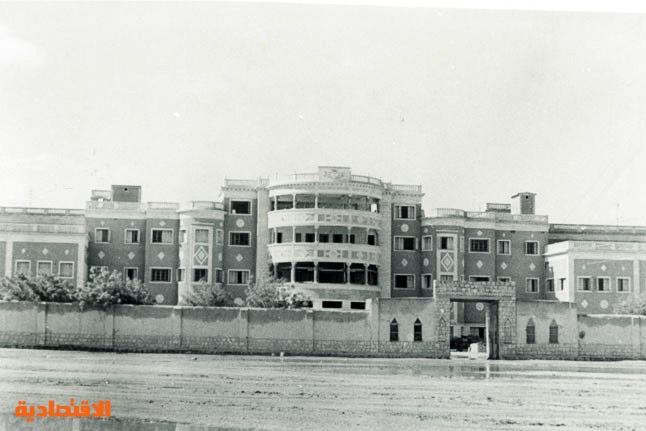 قصر بني بأمر المؤسس عام 1942 وسكنه الملك سعود رحمهما الله … وهو أول مبنى شيد بالأسمنت والحديد في الرياض … وصار مقراً لمجلس الوزراء قرابة ثلاثة عقود.