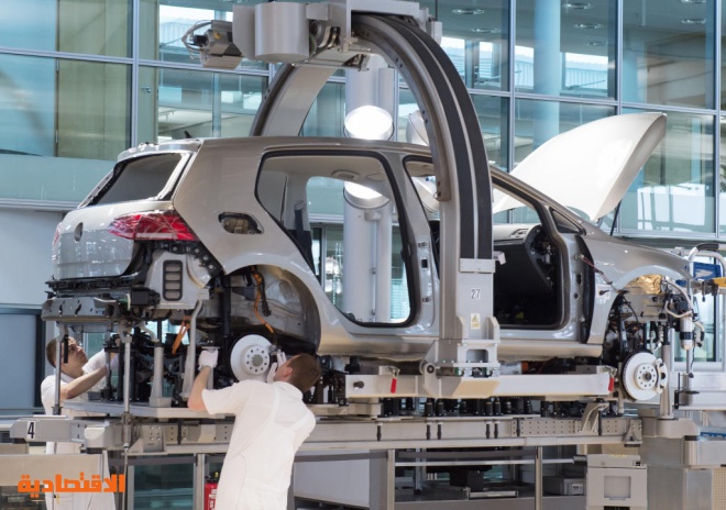 مراحل تصنيع سيارة فولكس فاجن الكهربائية "جولف"  فى خط الإنتاج داخل مصنع شركة صناعة السيارات الألمانية